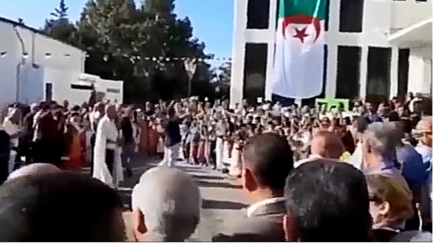 Les enfants des écoles de la wilaya de Ain Timouchent chantent Essendu de Idir